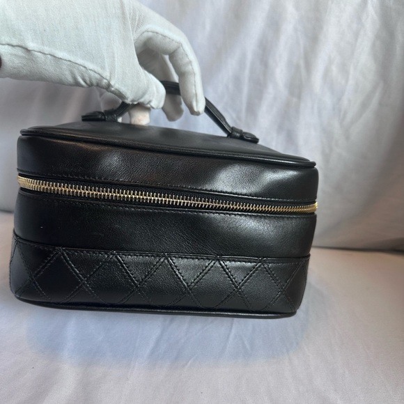 EUC Vintage Chanel Quilted Lambskin Vanity bag: Beautiful clean and very classy. - Picture 1 of 14